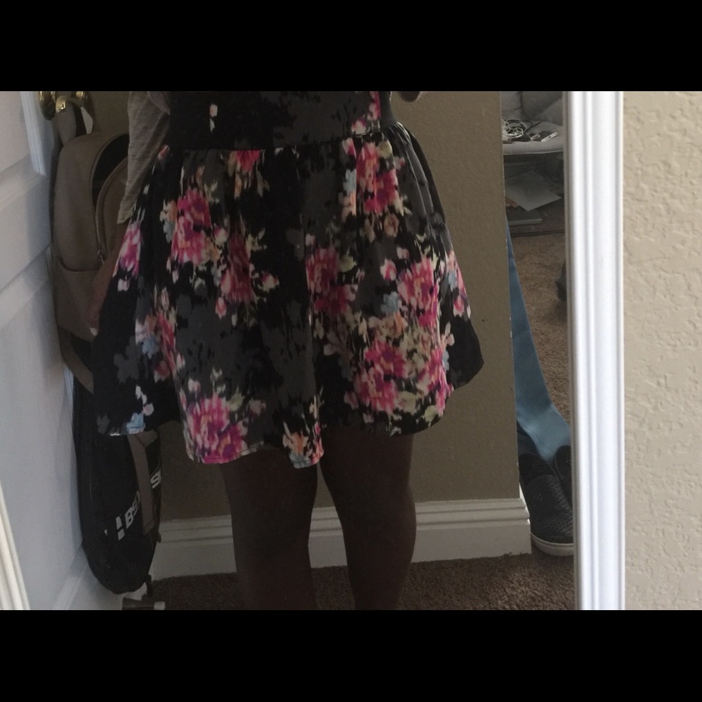 This a pretty floral mini skirt